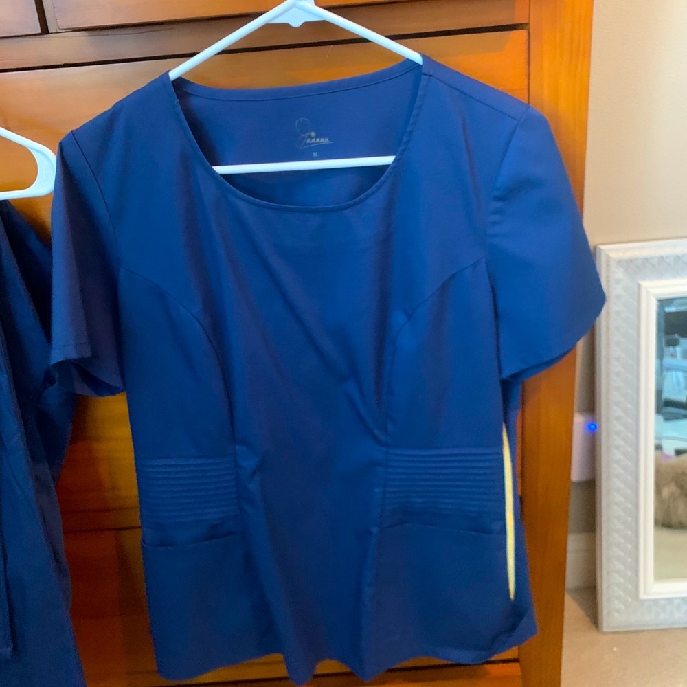 Jaanuu scrub set